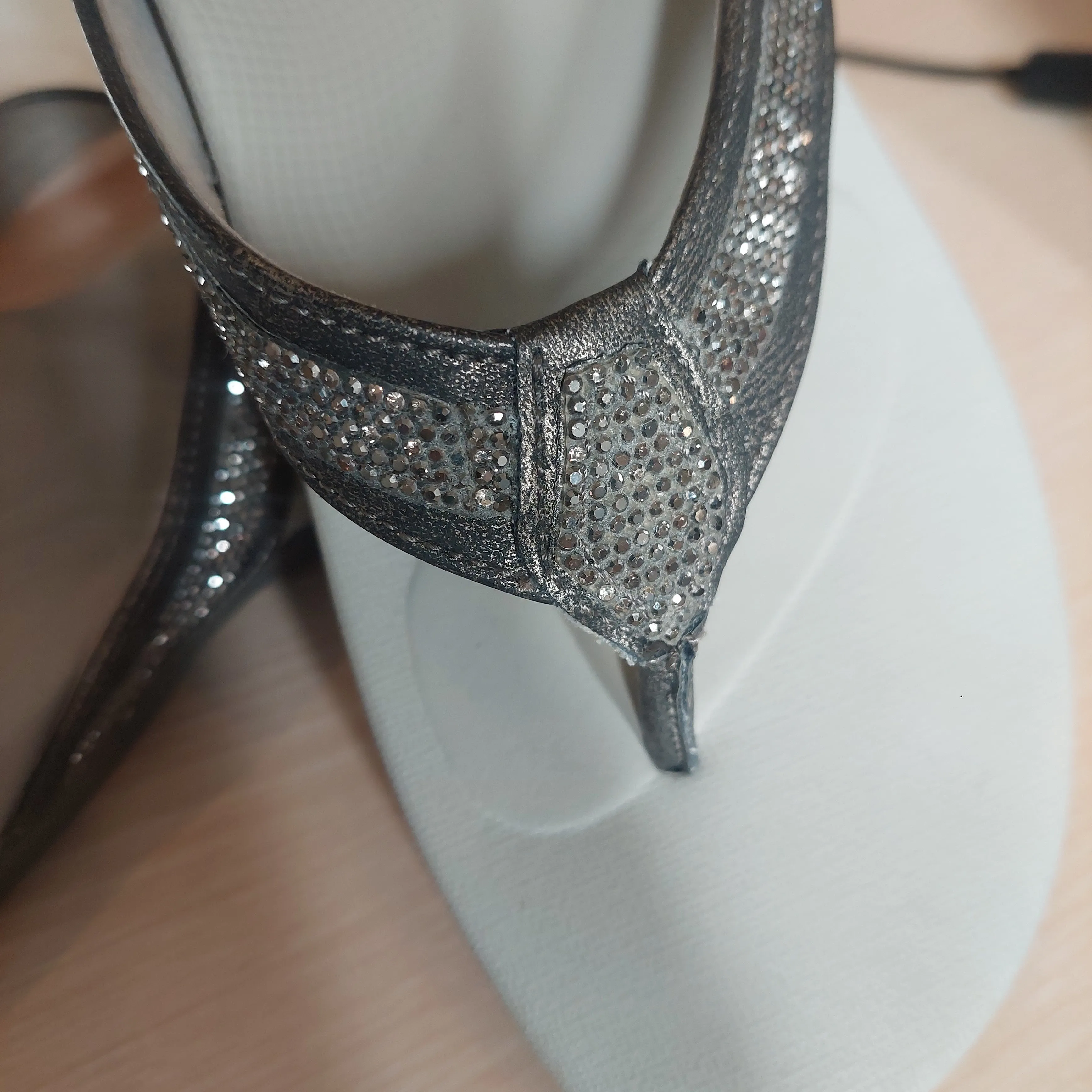 Aetrex Grey Emmy Sparkle Arch Support Sandals | Gently Used |