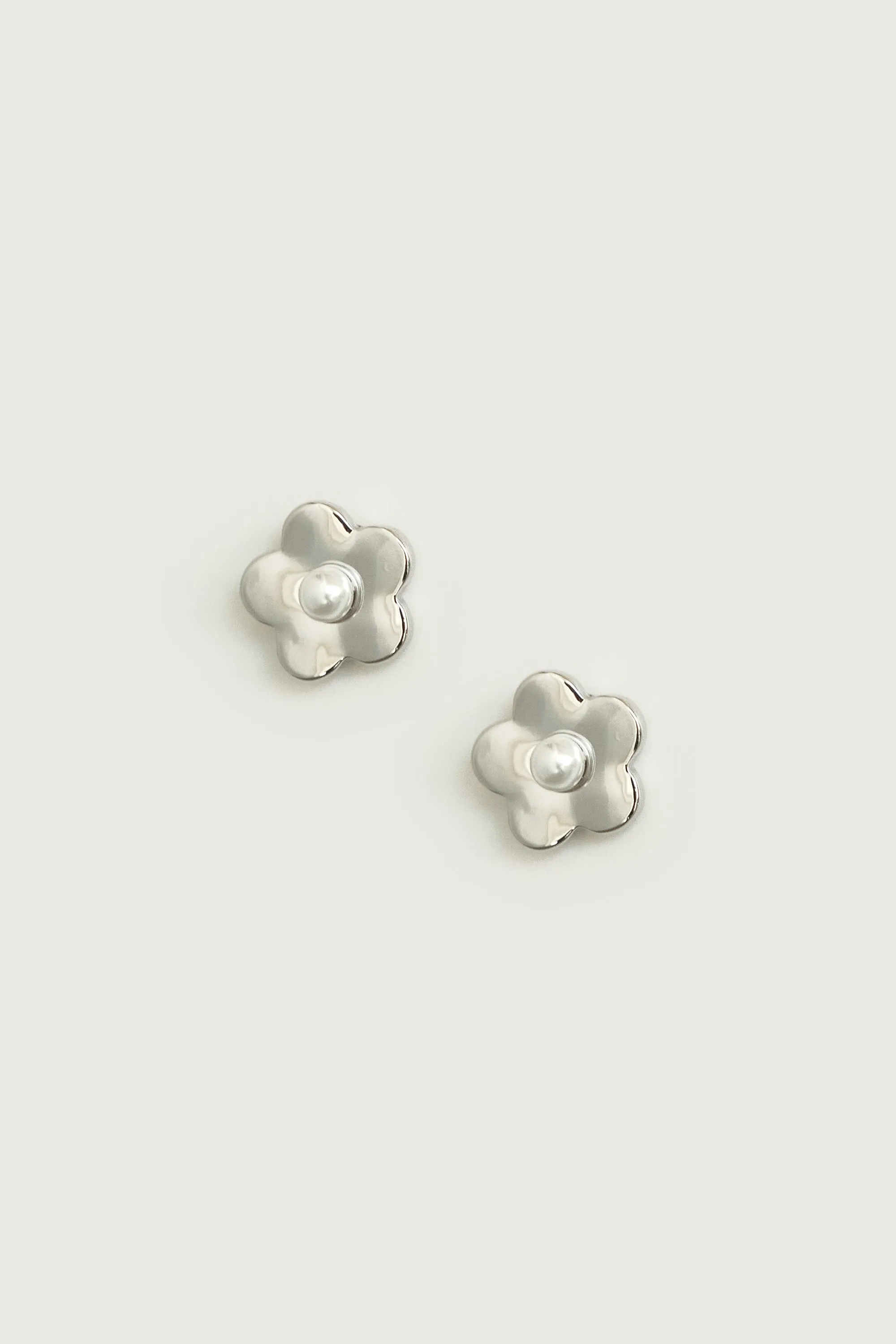 DAISY PEARL STUDS