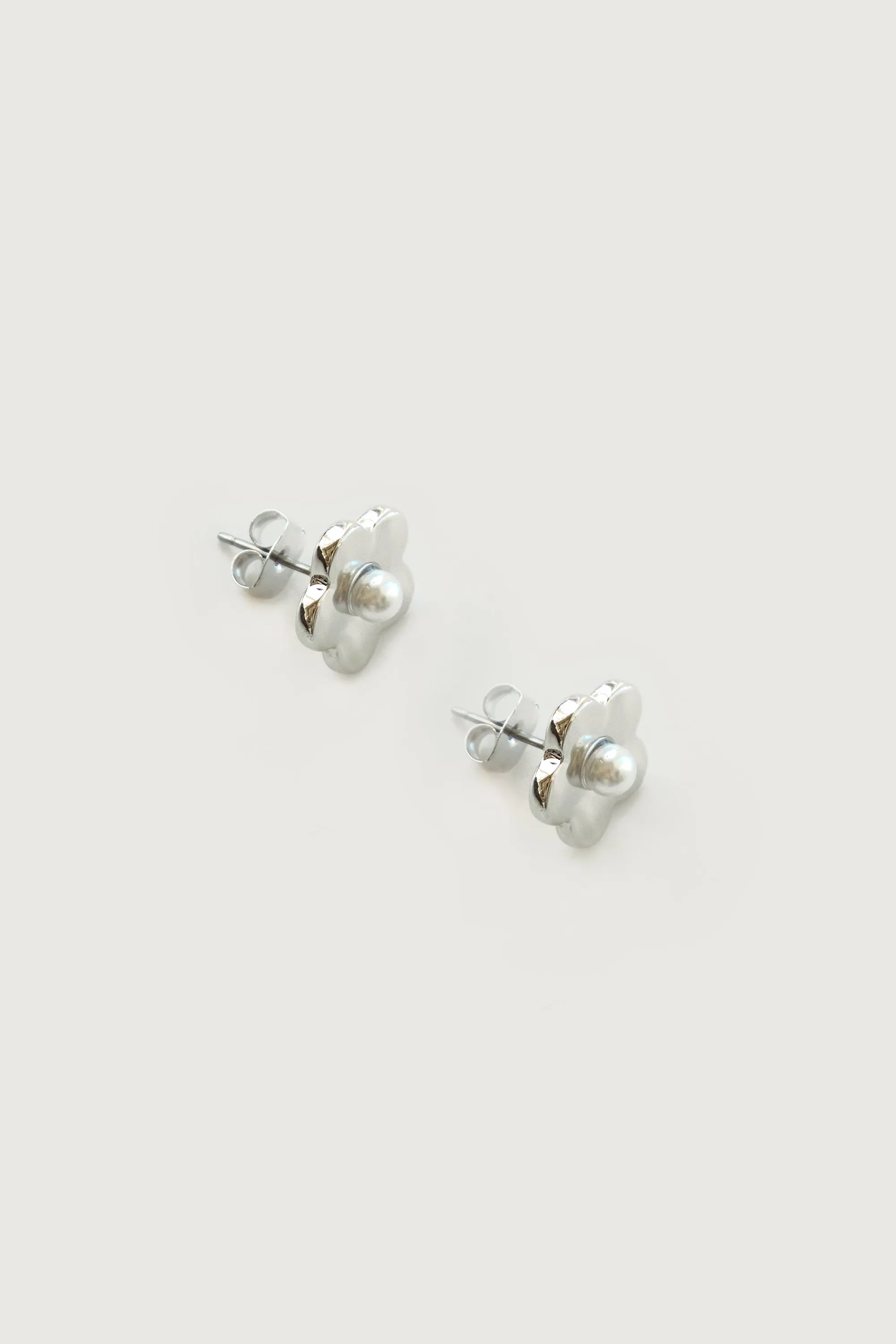 DAISY PEARL STUDS