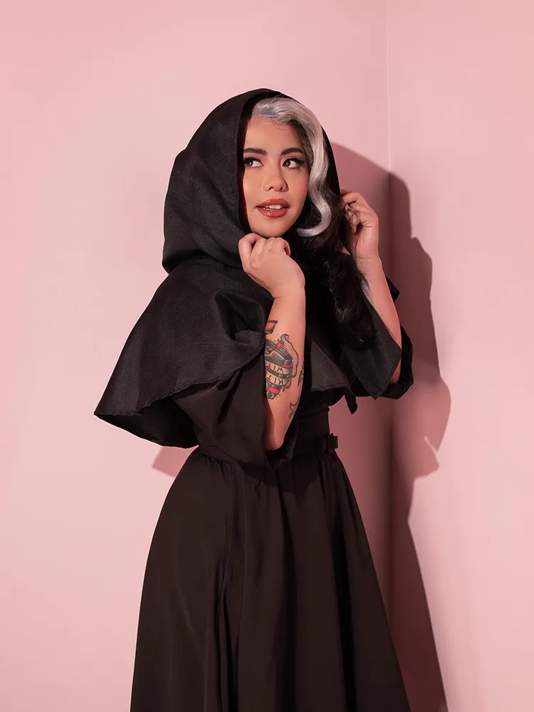 Hooded Witch Capelet in Black