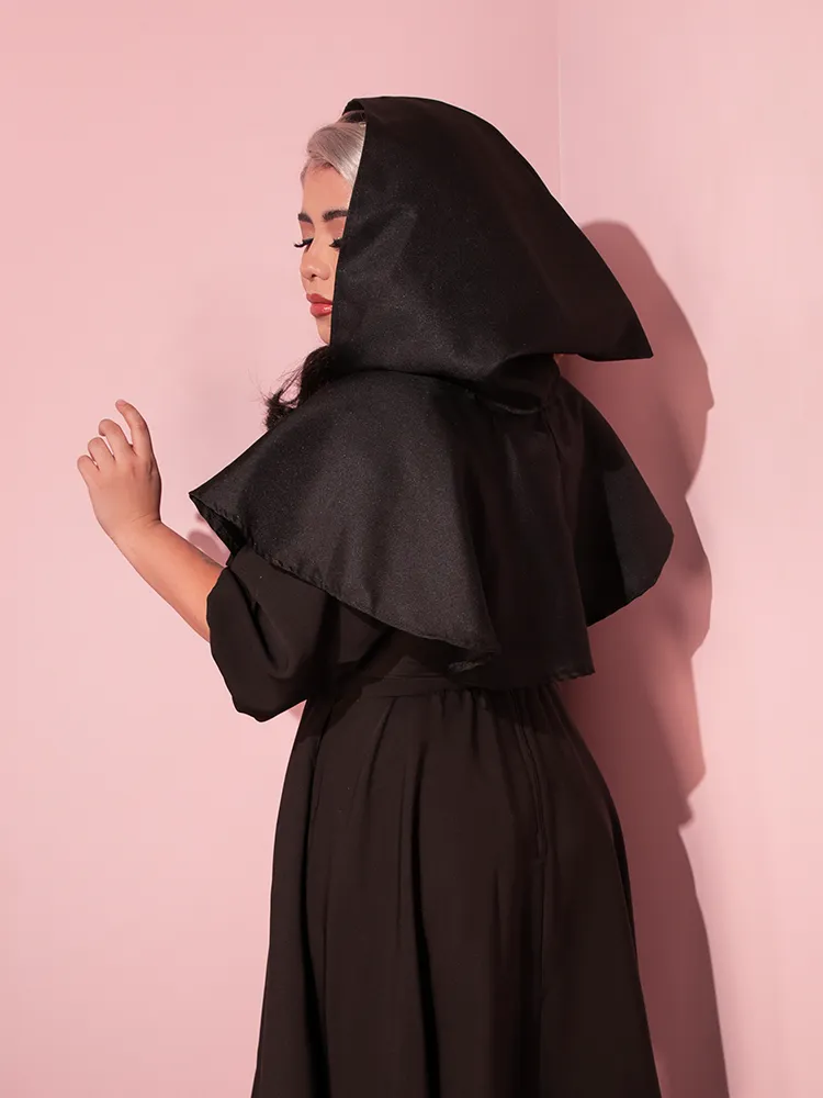 Hooded Witch Capelet in Black